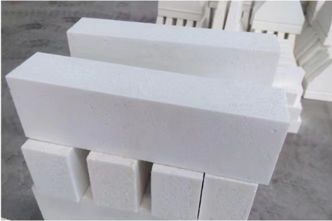 Selection principles of refractory materials for glass furnaces