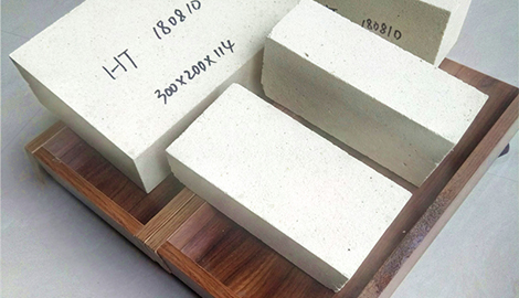 Light weight silica refractory brick